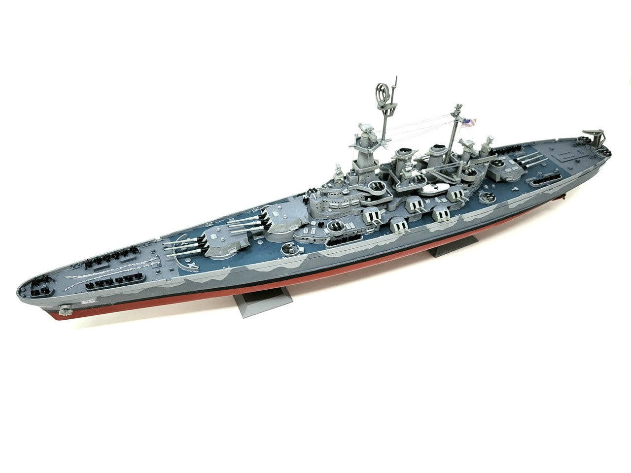 Detailed 1/500 scale USS North Carolina BB-55 battleship model kit by HHW in gray and red colors.